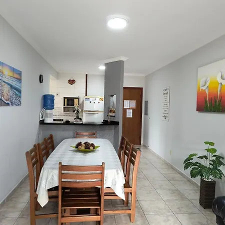 Apartamento com piscina, 300m da praia-2